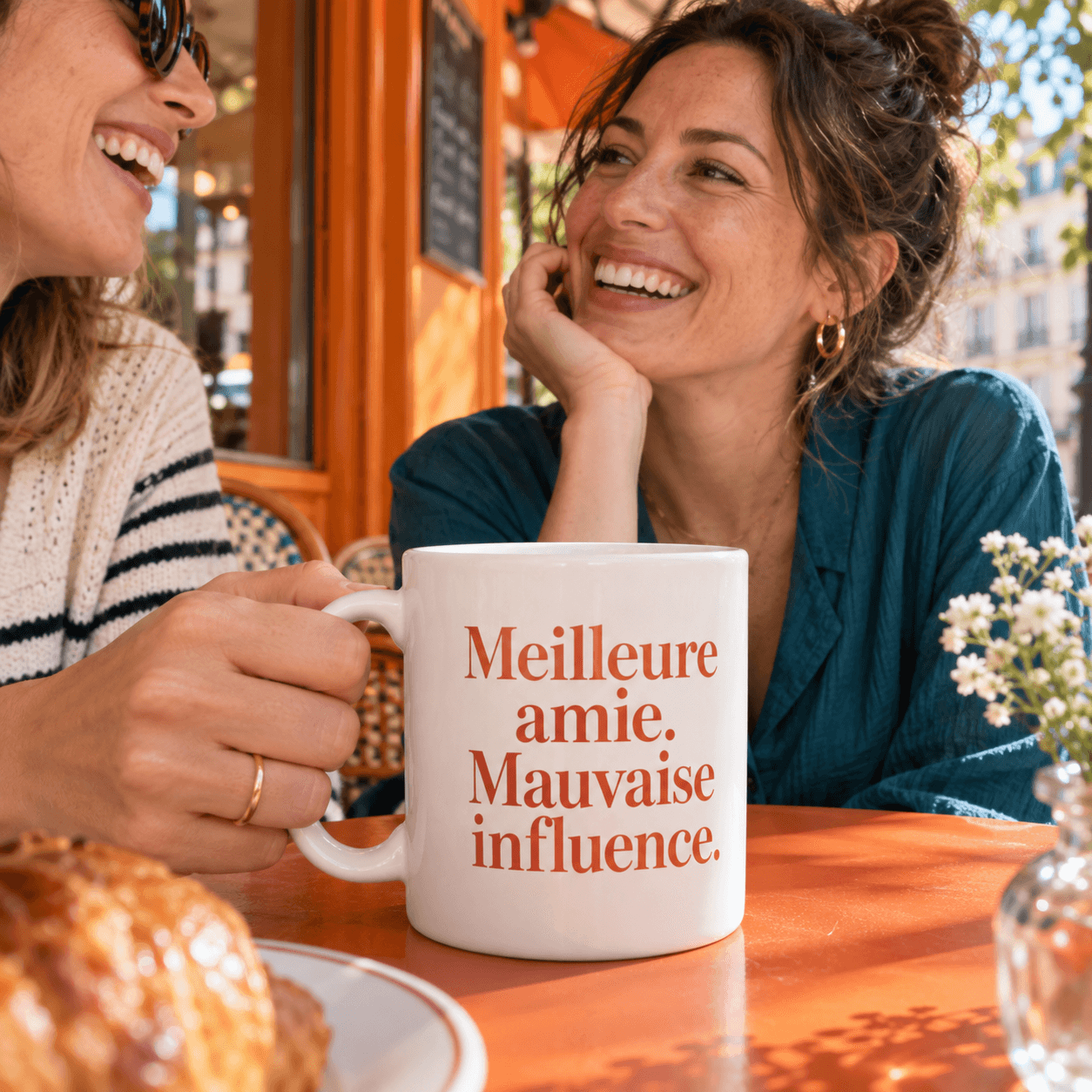 Deux amies au café avec un mug Meilleure amie. Mauvaise influence.