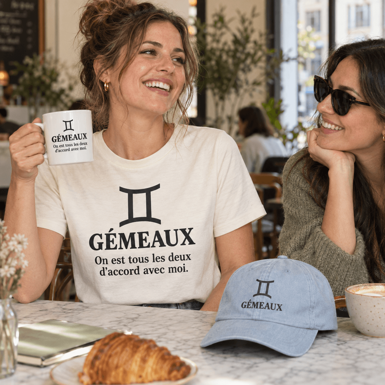 Mise en scène Gémeaux : T-shirt avec Gémeaux au-dessus de « On est tous les deux d’accord avec moi. », mug et casquette assortis