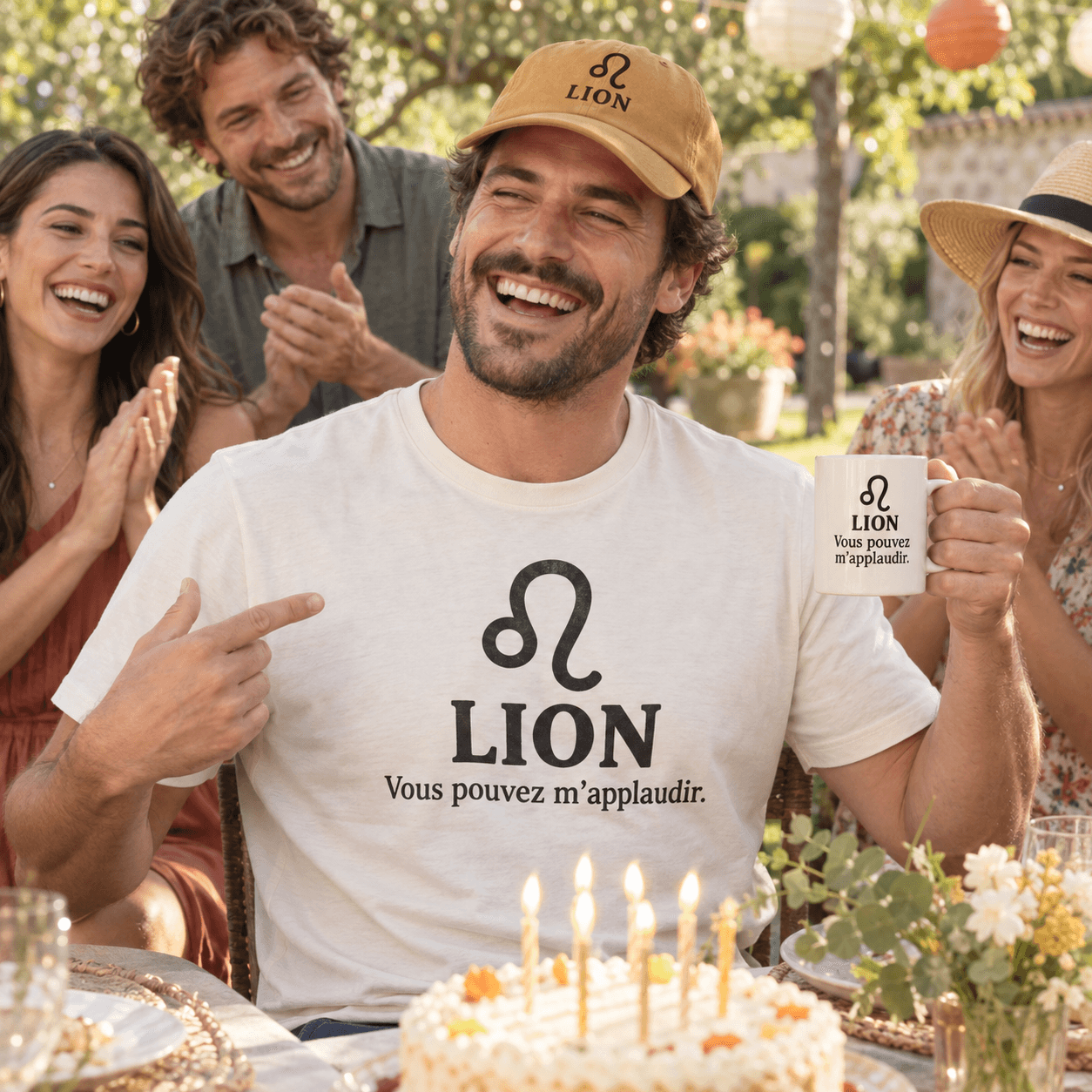 Mise en scène Lion : T-shirt avec Lion au-dessus de « Vous pouvez m’applaudir. », mug et casquette assortis